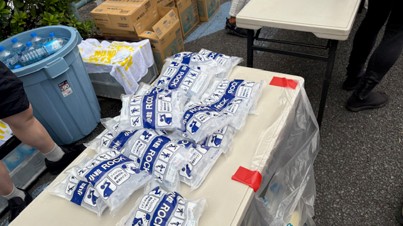 浅草サンバカーニバルで暑さ対策用の氷を配布